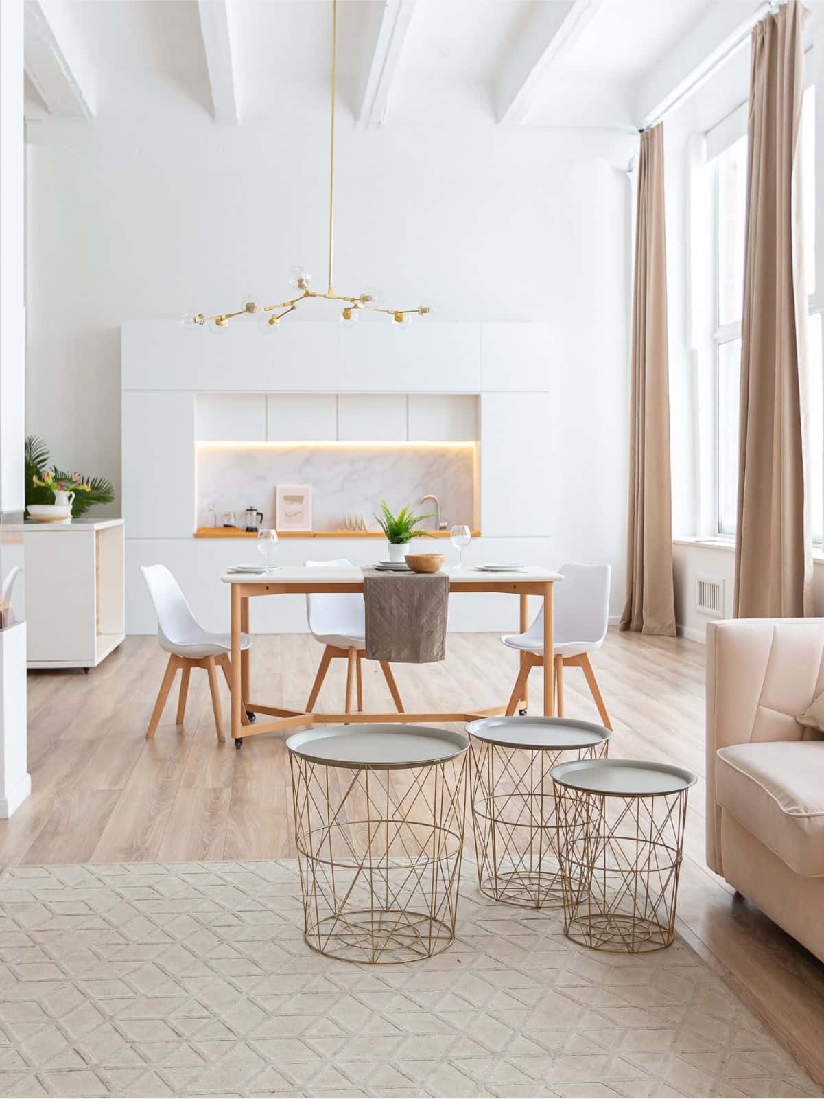 living con camino e cucina