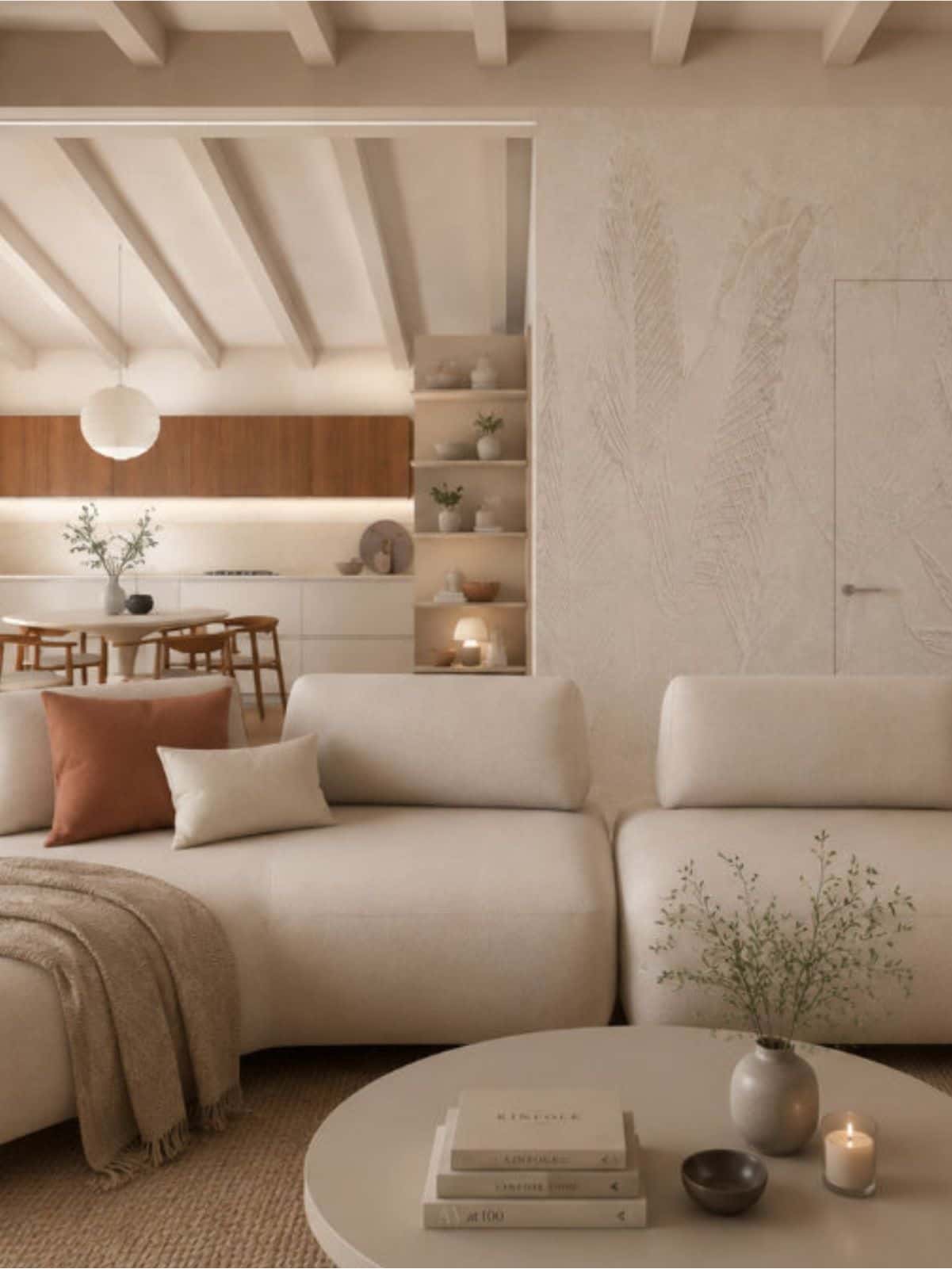 Soggiorno luminoso sui toni del beige con divano modulare chiaro, tavolino rotondo e parete d'accento decorata.